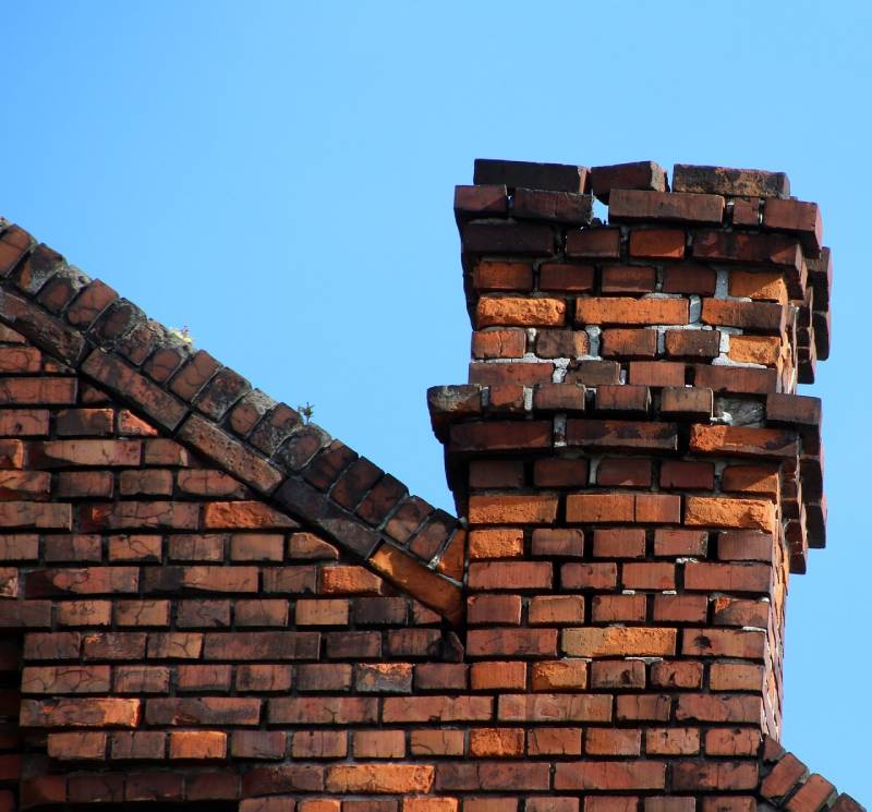 Damaged chimney on an Harwood Heights home showing cracks and missing mortar